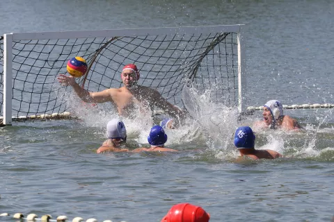 Osijek, 24. 08. 2024, Bajer na Jugu 2. Prvi amaterski vaterpolo turnir: "Vaterpolo na Bajeru".Okupio je deset ekipa. Ljegulje, Sjenjak, Jug 2, Udruga podvodnih sportova Osijek, Atomski mravi, Čuvari Đurđine nevinosti, VK Osijek, Paška Karašica, No Name i Tony Hawk...snimio GOJKO MITIĆ