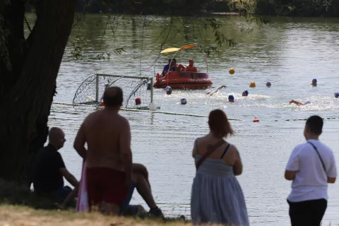 Osijek, 24. 08. 2024, Bajer na Jugu 2. Prvi amaterski vaterpolo turnir: "Vaterpolo na Bajeru".Okupio je deset ekipa. Ljegulje, Sjenjak, Jug 2, Udruga podvodnih sportova Osijek, Atomski mravi, Čuvari Đurđine nevinosti, VK Osijek, Paška Karašica, No Name i Tony Hawk...snimio GOJKO MITIĆ