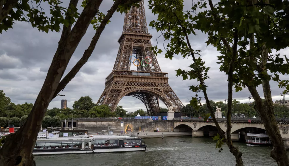 Pariz, 24.07.2024 - Pariz je spreman za Olimpijske igre koje se u glavnom gradu Francuske održavaju od 26.07 - 11.08.2024. Na slici Olimpijski krugovi na Eifellovom tornju u Parizu i rijeka Sena.foto HINA/ Damir SENČAR/ ds