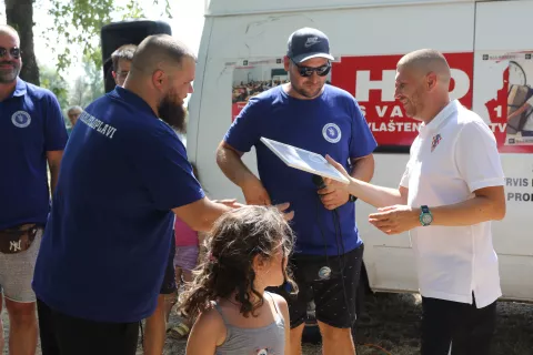 Osijek, 24. 08. 2024, Bajer na Jugu 2. Prvi amaterski vaterpolo turnir: "Vaterpolo na Bajeru".Okupio je deset ekipa. Ljegulje, Sjenjak, Jug 2, Udruga podvodnih sportova Osijek, Atomski mravi, Čuvari Đurđine nevinosti, VK Osijek, Paška Karašica, No Name i Tony Hawk... Tajnik VVK Bijelo plavi Nikica Boduljak predaje simbolično priznanje predsjedniku vijeća GČ Dejanu Rusmiroviću, koji je i otvorio Prvi amaterski turnir u vaterpolu u ime GČ Jug 2.snimio GOJKO MITIĆ