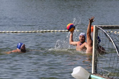 Osijek, 24. 08. 2024, Bajer na Jugu 2. Prvi amaterski vaterpolo turnir: "Vaterpolo na Bajeru".Okupio je deset ekipa. Ljegulje, Sjenjak, Jug 2, Udruga podvodnih sportova Osijek, Atomski mravi, Čuvari Đurđine nevinosti, VK Osijek, Paška Karašica, No Name i Tony Hawk...snimio GOJKO MITIĆ