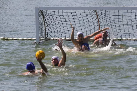 Osijek, 24. 08. 2024, Bajer na Jugu 2. Prvi amaterski vaterpolo turnir: "Vaterpolo na Bajeru".Okupio je deset ekipa. Ljegulje, Sjenjak, Jug 2, Udruga podvodnih sportova Osijek, Atomski mravi, Čuvari Đurđine nevinosti, VK Osijek, Paška Karašica, No Name i Tony Hawk...snimio GOJKO MITIĆ