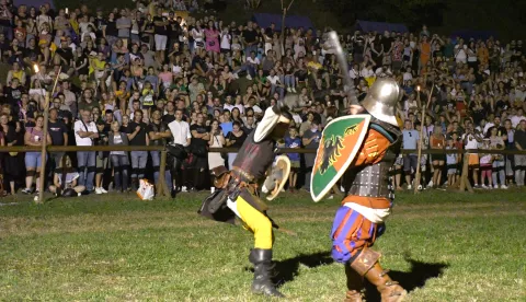 19.08.2023., Koprivnica - Na prostoru Starog grada i Bedema traje Renesansni festival, nadaleko poznata medjunarodna srednjovjekovna manifestacija koja se smatra najboljom u Hrvatskoj. Vrhunac veceri bio je scenski prikaz nocnog napada na Grad kada su se Koprivnicanci uspjesno obranili od razbojnika Photo: Damir Spehar/PIXSELL