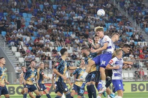 Osijek, 24. 08. 2024, Opus Arena, SuperSport HNL 24/25. nogomet, Osijek - Rijeka. Matković Anton (34) Vedran Jugović (7).snimio GOJKO MITIĆ