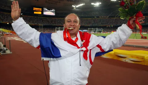 Peking, 10.09.2008 - Hrvatski paraolimpijac Darko Kralj osvojio je zlatnu paraolimpijsku medalju u bacanju kugle u kategoriji F42 na Paraolimpijskim igrama u Pekingu. Darko Kralj (37), koji ima natkoljenu amputaciju, došao je do zlata u bacanju kugle sa novim svjetskim rekordom od 14,43 metra. Na slici Darko Kralj tijekom ceremonije dodjele medalja.foto FaH/ Damir SENČAR