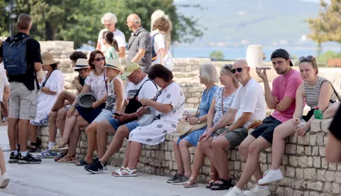 Zadar, 24.08.2024. - Turisti uživali u šetnji starom gradskom jezgrom a neki su osvježenje pronašli u moru na zadarskoj rivi.Foto HINA/Zvonko KUCELIN