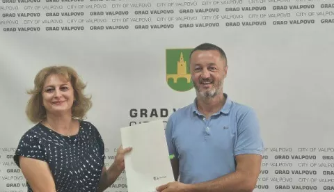 VALPOVO - Gradonačelnik Matko Šutalo s tvrtkom K.M.D. Servis iz Belišća potpisao je ugovor o izvođenju radova na izgradnji Valpovačkog zelenog trokuta u vrijednosti od 711.580,60 eura, navodi se na službenoj stranici Gradakolovoz 2024.