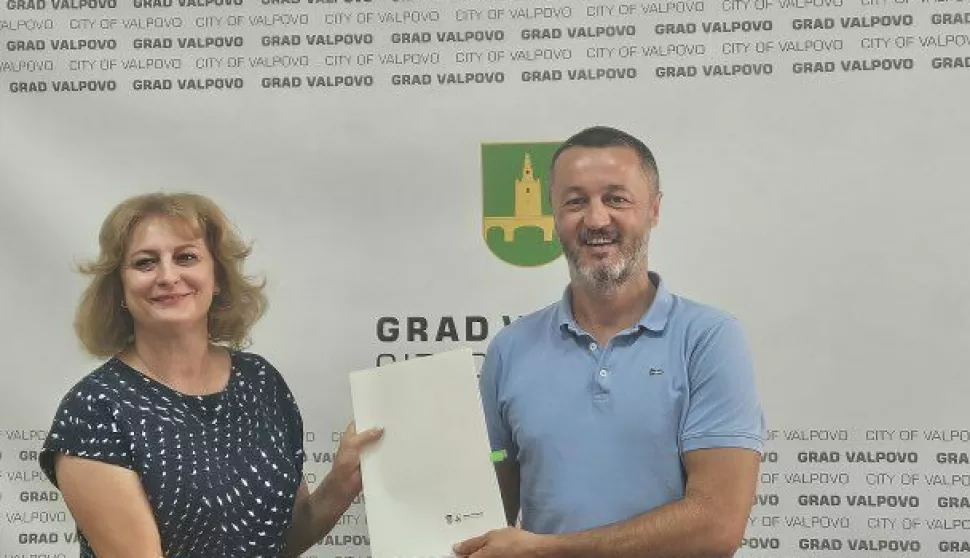 VALPOVO - Gradonačelnik Matko Šutalo s tvrtkom K.M.D. Servis iz Belišća potpisao je ugovor o izvođenju radova na izgradnji Valpovačkog zelenog trokuta u vrijednosti od 711.580,60 eura, navodi se na službenoj stranici Gradakolovoz 2024.