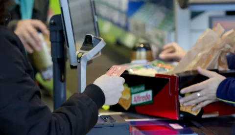 snimio Davor KIBEL,Osijek, 17.03.2016.  Lidl, Čepinska, Otvaranje obnovljene trgovine Lidl, ilustracija, plaćanje na blagajni, blagajna, kasa, novac, kartice, provlačenje kartica