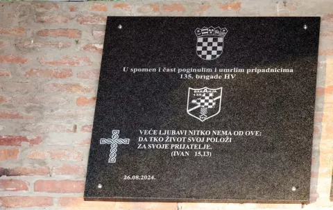 Kapelica kraljice mira, podizanje spomen ploče poginulim i nestalim pripadnicima 135. brigade