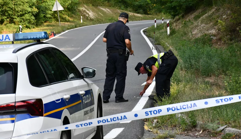 27.08.2024., Gornji Slatinik - Na prometnici u blizini Gornjeg Slatinika pronadjeno je tjelo muskarca na cesti. Prema jos nepotvrdjenim informacijama muskarac je preminuo nakon prometne nesrece koju je prouzrocila nepoznata osoba s nepoznatim vozilom. Pocinitelj je pobjegao s mjesta dogadjaja i za njim se traga. Drzavna cesta D53 zatvorena je za promet vozila u oba smjera. Photo: Ivica Galovic/PIXSELL