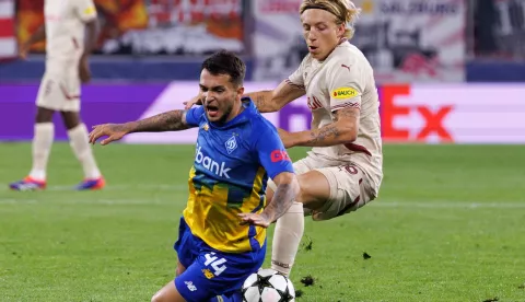 epa11567596 Kyiv's Vladyslav Dubinchak (L) in action against Salzburg's Mads Bidstrup (R) during the UEFA Champions League play-offs second leg match between RB Salzburg and Dynamo Kyiv, in Salzburg, Austria, 27 August 2024. EPA/GINTARE KARPAVICIUTE