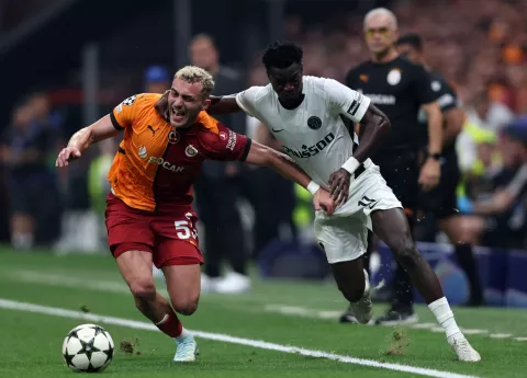 epa11567604 Galatasaray's Baris Alper Yilmaz (L) in action against Young Boys' Ebrima Colley (R) during the UEFA Champions League play-off second leg soccer match between Galatasaray Istanbul and BSC Young Boys, in Istanbul, Turkey 27 August 2024. EPA/TOLGA BOZOGLU