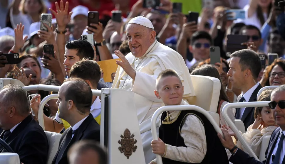 epa11568270 Pope Francis waves at the faithful during the weekly General Audience in Saint Peter's Square, Vatican City, 28 August 2024. EPA/RICCARDO ANTIMIANI