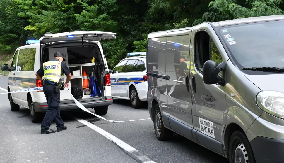 27.08.2024., Gornji Slatinik - Na prometnici u blizini Gornjeg Slatinika pronadjeno je tjelo muskarca na cesti. Prema jos nepotvrdjenim informacijama muskarac je preminuo nakon prometne nesrece koju je prouzrocila nepoznata osoba s nepoznatim vozilom. Pocinitelj je pobjegao s mjesta dogadjaja i za njim se traga. Drzavna cesta D53 zatvorena je za promet vozila u oba smjera. Photo: Ivica Galovic/PIXSELL