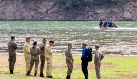 28.08.2024., Buturovic Polje, Bosna i Hercegovina - Helikopter Oruzanih snaga Bosne i Hercegovine srusio se u Jablanicko jezero u sjevernom dijelu Hercegovine pri cemu je jedan clan posade ozlijedjen. Helikopter se srusio dok je vjezbao uoci velike vojne vjezbe europskih mirovnih snaga u BiH (EUFOR) i vojske BiH koja se odrzava u cetvrtak. U tijeku je ocevid. Photo: Armin Durgut/PIXSELL