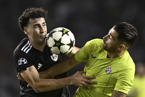 epa11569434 Bahlul Mustafazade (L) of Qarabag in action against Sandro Kulenovic of Dinamo during the UEFA Champions League, play-offs 2nd leg match between Qarabag and Dinamo at the Tofiq Bahramov Republican stadium in Baku, Azerbaijan, 28 August 2024. EPA/ROMAN ISMAILOV