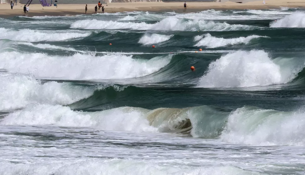 epa11570494 High waves hit Haeundae Beach, amid the influence of Typhoon Shanshan, in South Korea's southeastern port city of Busan, South Korea, 29 August 2024. Typhoon Shanshan made landfall in the southwestern Japan prefecture of Kagoshima on the morning of 29 August, the Japan Meteorological Agency said. The Jeju Regional Meteorological Administration has issued a strong wind advisory across South Korea's southern island of Jeju, as Typhoon Shanshan brought heavy rain and strong wind to the island on 29 August. EPA/YONHAP SOUTH KOREA OUT