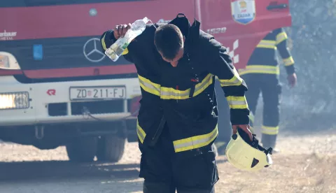 Smoković, 30.07.2024. -Požer koji je buknuo u prijepodnevnim satima na potezu od Smokovića do Zemunika, a vatra je zahvatila i vojarnu u Zemuniku, još uvijek je aktivan. Vatrogasci se svim silama trude staviti požar pod kontorlu. Na požaru kod Smokovića na terenu su 42 vatrogasca sa 19 vozila, 3 Canadaira te 4 Air Tractora.Foto HINA/Zvonko KUCELIN