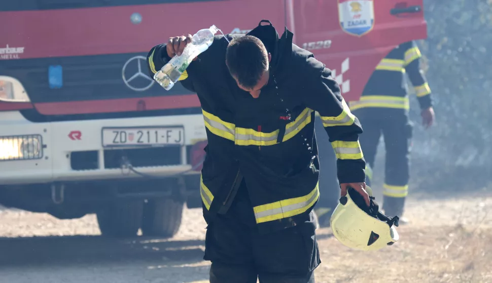 Smoković, 30.07.2024. -Požer koji je buknuo u prijepodnevnim satima na potezu od Smokovića do Zemunika, a vatra je zahvatila i vojarnu u Zemuniku, još uvijek je aktivan. Vatrogasci se svim silama trude staviti požar pod kontorlu. Na požaru kod Smokovića na terenu su 42 vatrogasca sa 19 vozila, 3 Canadaira te 4 Air Tractora.Foto HINA/Zvonko KUCELIN