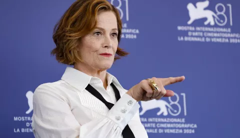 epa11568851 US actor Sigourney Weaver poses at a photocall ahead of the opening ceremony of the Venice Film Festival, in Venice, Italy, 28 August 2024. Sigourney Weaver will receive the Golden Lion for Lifetime Achievement Award during the 81st edition of the Venice International Film Festival which runs from 28 August to 07 September 2024. EPA/FABIO FRUSTACI