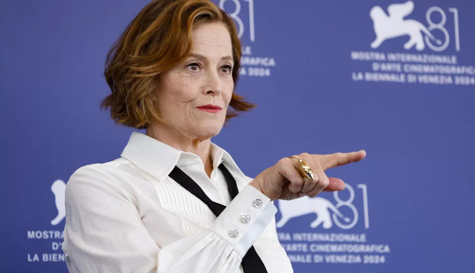 epa11568851 US actor Sigourney Weaver poses at a photocall ahead of the opening ceremony of the Venice Film Festival, in Venice, Italy, 28 August 2024. Sigourney Weaver will receive the Golden Lion for Lifetime Achievement Award during the 81st edition of the Venice International Film Festival which runs from 28 August to 07 September 2024. EPA/FABIO FRUSTACI