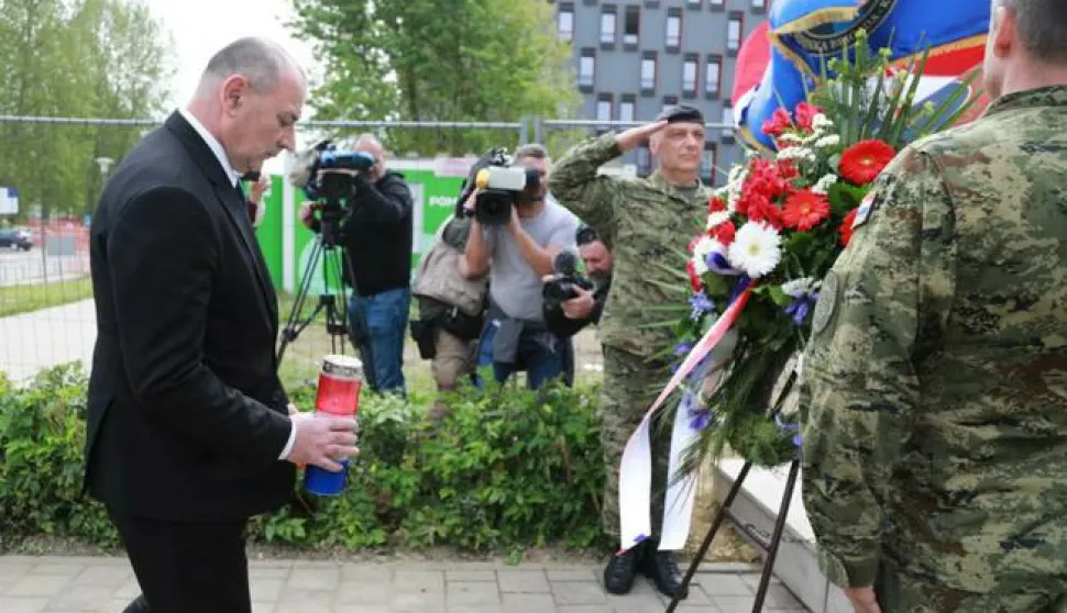 Osijek.29.04.2020. 29. obljetnica osnutka 3. gardijske brigade i Tenkovske bojne "Kune" polaganjem vijenaca i paljenjem svijeca. Svecanoj obljetnici nazocili su potpredsjednik Vlade i ministar obrane Damir Krsticevic i ministar hrvatskih branitelja Tomo MedvedNa fotografijiTomo Medved Foto:Marko Mrkonjic