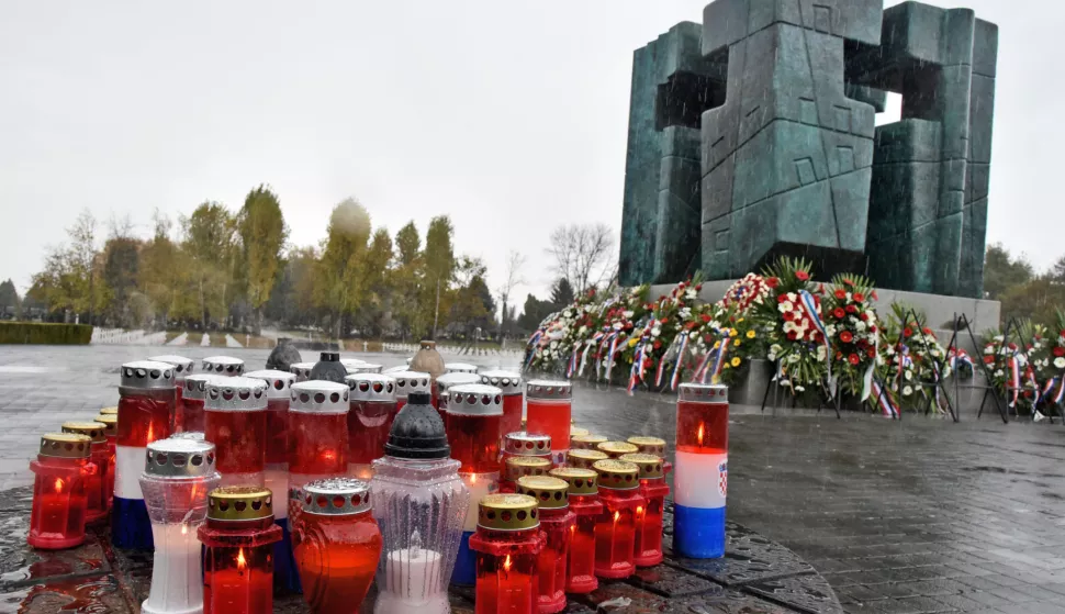 novosti...vukovar...17.11.2023.memorijalno groblje zrtava iz domovinskog rata vukovar; paljenje svijeca i polaganje ruza na grobove poginulih i ubijenih hrvatskih branitelja vukovara; organizator: udruga roditelja i obitelji zarobljenih i nasilno odvedenih hrvatskih branitelja "vukovarske majke" i savez udruga obitelji zatocenih i nestalih hrvatskih branitelja; foto Gordan Panić