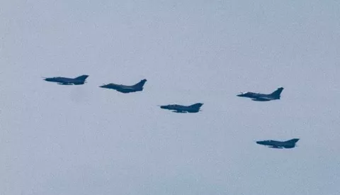 15.03.2022. Pula - Zajedničko letenje i uvjezbavanje pilota 191. Eskadrile lovackih aviona i francuskih pilota aviona Rafale s nosaca zrakoplova "Charles de Gaulle" u zracnom prostoru iznad Istre i Kvarnera, Like i Korduna, u cilju uvjezbavanja nadzora i zastite zracnog prostora i zadaca odvracanja. U vjezbi je sudjelovala i bojna Zracnog motrenja i navodjenja Hrvatskog ratnog zrakoplovstva. Photo: Srecko Niketic/PIXSELL