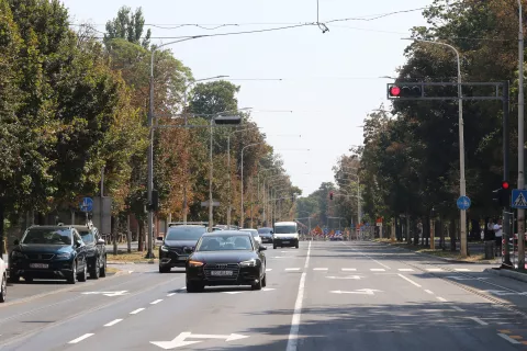 Osijek, 30. 08. 2024, Gradonačelnik Ivan Radić u pratnji Dragana Vulina i direktora GPP-a Gorana Pajnića obišao zavšne radove na izgradnji ramvajske pruge i ugradnji završnog sloja asfalta na obje južne kolničke trake u Europskoj aveniji od Kuhačeve od Radićeve ulice.snimio GOJKO MITIĆ