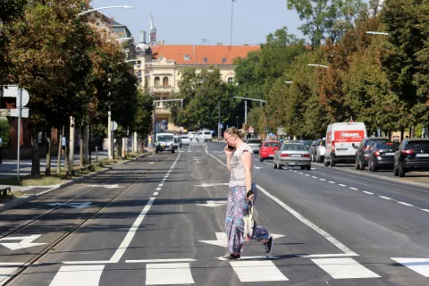 Osijek, 30. 08. 2024, Gradonačelnik Ivan Radić u pratnji Dragana Vulina i direktora GPP-a Gorana Pajnića obišao zavšne radove na izgradnji ramvajske pruge i ugradnji završnog sloja asfalta na obje južne kolničke trake u Europskoj aveniji od Kuhačeve od Radićeve ulice.snimio GOJKO MITIĆ