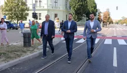 Osijek, 30. 08. 2024, Gradonačelnik Ivan Radić u pratnji Dragana Vulina i direktora GPP-a Gorana Pajnića obišao zavšne radove na izgradnji ramvajske pruge i ugradnji završnog sloja asfalta na obje južne kolničke trake u Europskoj aveniji od Kuhačeve od Radićeve ulice.snimio GOJKO MITIĆ