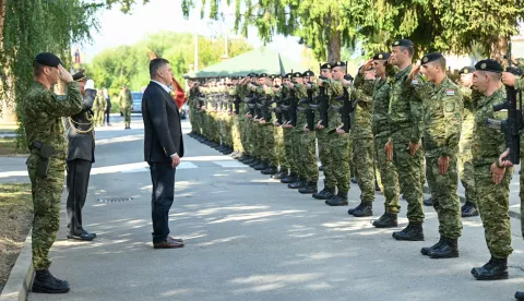 Požega, 30.08.2024. - Predsjednik Republike i vrhovni zapovjednik Oružanih snaga RH Zoran Milanović sudjelovao je na svečanoj prisezi 43. naraštaja ročnih vojnika na dragovoljnom vojnom osposobljavanju u Vojarni 123. brigade HV-a na kojoj je održao prigodni govor. foto HINA/ Ured predsjednika Republike Hrvatske/ Dario Andrišek/ ml