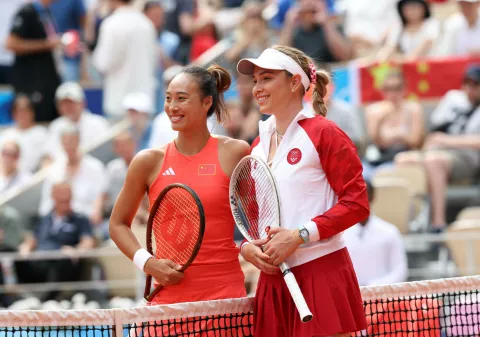 Pariz, 03.08.2024 - Finalni me? teniskog turnira za ?ene na Olimpijskim igrama Pariz 2024, Donna Veki? - Qinwen Zheng. Na slici Qinwen Zheng i Donna Veki?. foto HINA/ Damir SEN?AR/ ds