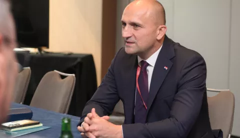 Prag, 31.8.2024.- Hrvatski ministar obrane Ivan Anu?i? koji sudjeluje na globalnoj sigurnosnoj konferenciji, GLOBSEC Forumu u Pragu, odr?ao je niz sastanaka na temu suradnje i ja?anja kapaciteta Hrvatske vojske kao i novih projekata koji bi uklju?ivali najmoderniju tehnologiju i opremu, izvijestio je u subotu MORH. Ministar je tako?er sudjelovao na prezentaciji u sklopu koje je hrvatska tvrtka DOK-ING donirala Ukrajini svoje napredno vozilo za razminiranje MV-4. foto HINA/ MORH/ F. Klen/ 