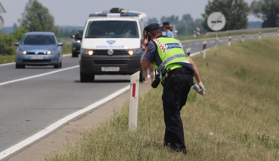 OSIJEK, 25. 06. 2020, ZAPADNA OBILAZNICA PREMA DARDI. PROMETNA NESREĆA, SLIJETANJE S CESTE, OSOBNI AUTOMOBIL. OČEVID, POLICIJA, KORONA VIRUS, COVID-19.snimio GOJKO MITIĆ