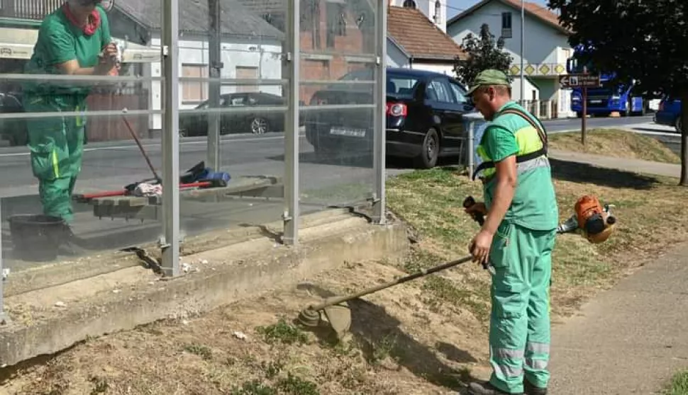 ĐAKOVO - Radna ekipa Univerzala ovih se dana uhvatila u koštac s pranjem i čišćenjem autobusnih stajališta i ugibališta, postavljenih uz glavne prometnice na području grada i prigradskih naselja. "Univerzalovcima" je to prvo takvo čišćenje otkako su uz te prometnice potavljena autobusna stajališta od čelične konstrukcije obložene kaljenim staklom.rujan 2024.