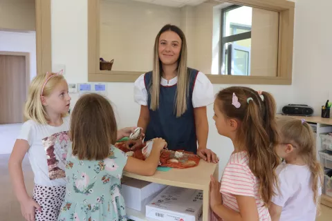 Tenja, 02. 09. 2024, Obilazak Dječjeg vtića Tenja i ujedno obilježavanje početka pedagoške godine u osječkim vrtićima. Odgojiteljica Sanda Liščević.snimio GOJKO MITIĆ