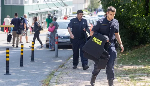 Zagreb, 03.09.2024. - Na dojavu iz bolnice Intreventna policija je reagirala i razoružala muškarca koji je prijetio vatrenim oružjem u krugu odjela za psihijatriju..foto HINA/ Edvard ŠUŠAK/ es