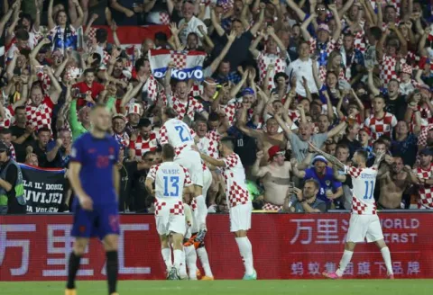 Rotterdam, 14.06.2023 - Utakmica polufinala Lige nacija Nizozemska - Hrvatska na Feijenoord stadionu u Rotterdamu. Na slici hrvatski nogometaši slave treći zgoditak kojij je postgao Bruno Petković.foto HINA/ Daniel KASAP/ ds