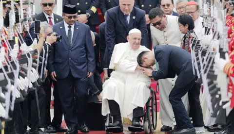 epaselect epa11581152 Pope Francis (C) is welcomed during his arrival at Soekarno-Hatta International Airport in Tangerang, Banten, on the outskirts of Jakarta, Indonesia, 03 September 2024. Pope Francis is on an apostolic visit to the Muslim-majority country from 03 to 06 September and is expected to meet with interfaith leaders at Istiqlal Mosque in Jakarta, the largest mosque in Southeast Asia, to promote peace and dialogue among different religious communities. He will also meet with Indonesian President Joko Widodo and lead a mass prayer with 80,000 worshippers at Gelora Bung Karno Stadium. EPA/BAGUS INDAHONO