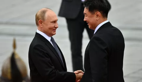 epa11581220 Russian President Vladimir Putin (L) and Mongolian President Ukhnaagiin Khurelsukh (R) shake hands during a welcome ceremony in Sukhbaatar Square in Ulaanbaatar, Mongolia, 03 September 2024. EPA/KRISTINA KORMILITSYNA/SPUTNIK/KREMLIN POOL