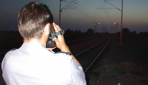 slavonija...tovarnik...08.07.2004.medju prvima u rh dobili termoviziju; djelatnik granicne policije i po noci termovizijskom kamerom moze uociti ilegalne prelaske granicefoto gordan panic