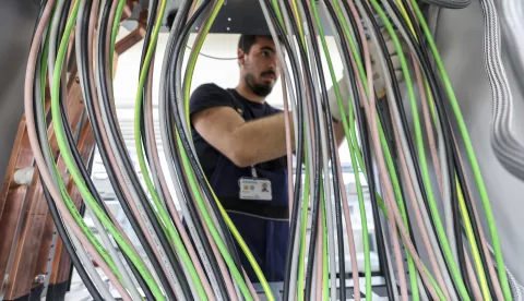 02 June 2022, Saxony, Leipzig: An employee wires a Siemens charging system for electric cars. The Leipzig plant for low-voltage switchgear also manufactures charging systems for electric mobility. Since last year, charging columns of the type SICHARGE D have been coming from Leipzig, which were essentially also developed here. Up to five vehicles can be charged very quickly at this column. Photo: Jan Woitas/dpa Photo: Jan Woitas/DPA