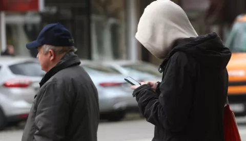 Osijek, 01. 02. 2023, Autobusna stanica u Ulici Hrvatske Republike. Mladi koriste mobitele gotovo cijelo vrijeme, cak i kada cekaju autobus.snimio GOJKO MITIĆ