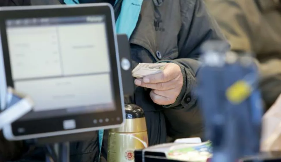 snimio Davor KIBEL,Osijek, 17.03.2016.  Lidl, Cepinska, Otvaranje obnovljene trgovine Lidl, ilustracija, placanje na blagajni, blagajna, kasa, novac, kartice, provlacenje kartica