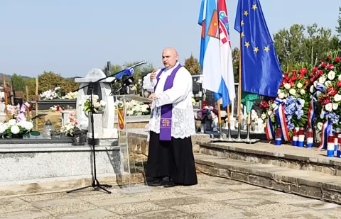 ČETEKOVAC, Molitvu na komemoraciji žrtvama četničkog pokoja 4. rujna 1991. predvodio je vlč. Ivan Štivičić, 04.09.2024., snimio Petar Žarković