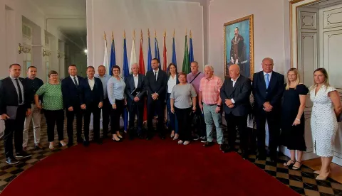 POŽEGAUgovore o sufinanciranju projekata EU-a ministar regionalnoga razvoja i fondova Europske unije Šime Erlić uručio je gradonačelniku Požege Željku Glaviću i požeško-slavonskoj županici Antoniji Jozić4. rujna 2024.