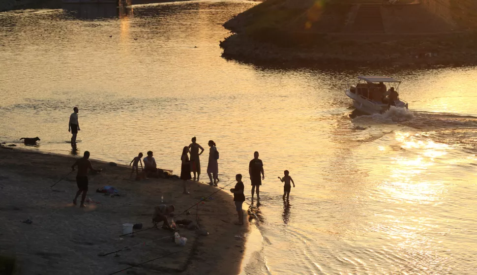 Osijek, 31. 08. 2024, Drava, pješčani sprud na ulazu u zimsku luku. Zalazak sunca na Dravi. Zlatni sati. Mnogi osječani korist još uvijek lijep vrijeme za kupanje na Dravi. Slobodnjak.snimio GOJKO MITIĆ