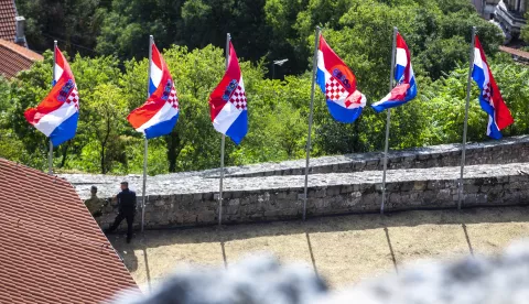 Knin, 05.08.2021 - Na Kninskoj tvrđavi podignuta je zastava povodom obilježavanja 26. Obljetnice vojno-redarstvene operacije Oluja, Dana pobjede i Domovinske zahvalnosti i Dana hrvatskih branitelja.foto HINA/ Miroslav LELAS/ lm